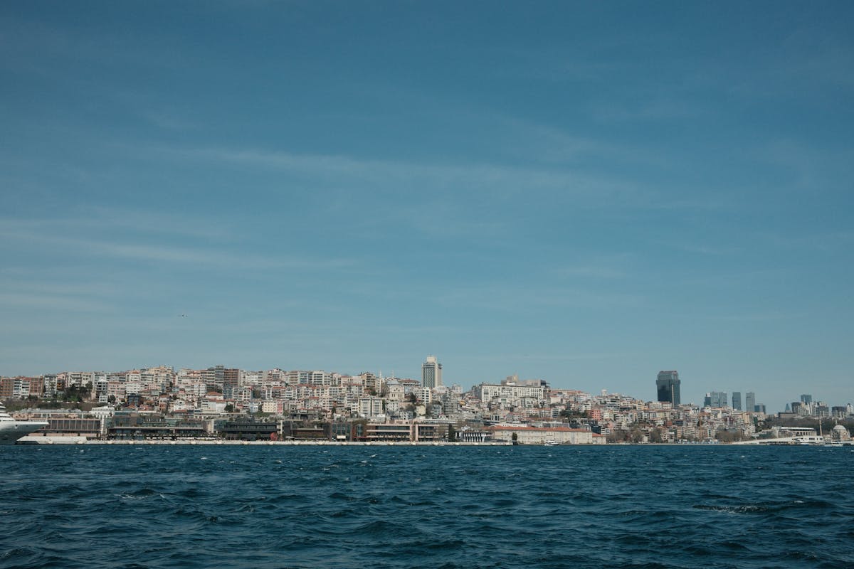 Istanbul-Silhouette und Bosporus in der Türkei